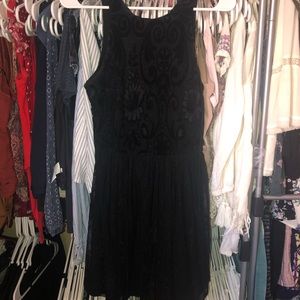 HOLLISTER BLACK LACE FLOWY DRESS
